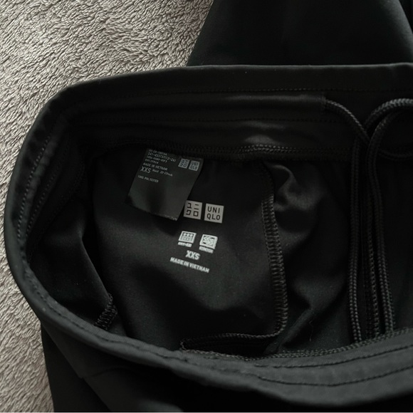 Uniqlo Joggers 🖤 - Picture 6 of 10